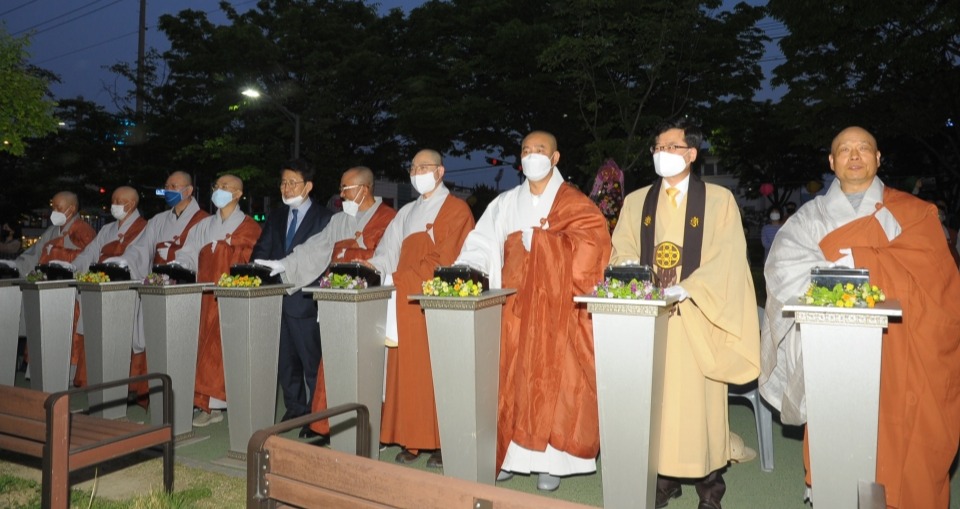 5월1일 부처님오신날 봉축 점등식을 거행하는 경산불교총연합회장 덕관스님과 내빈 일동.