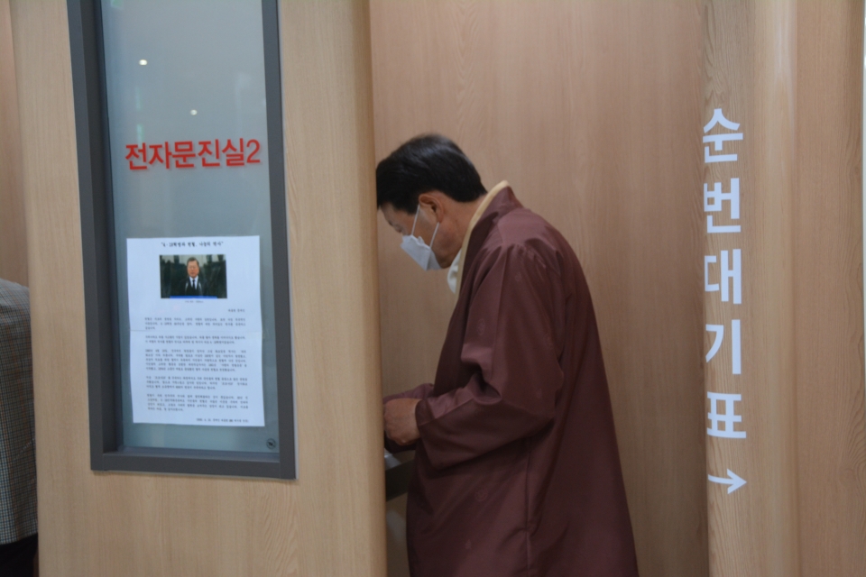 강윤구 광주전남지역단장이 헌혈에 앞서 문진을 하고있다