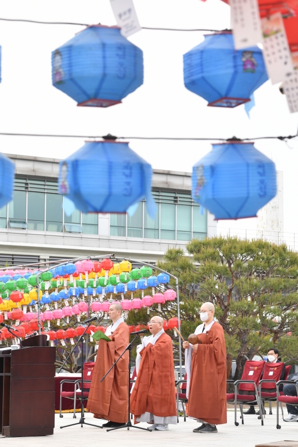 동국대는 5월7일 팔정도에서 부처님오신날 점등식을 봉행했다. 사진은 점등식에 앞서 코로나19 극복을 기원하는 스님들 모습. 김형주 기자