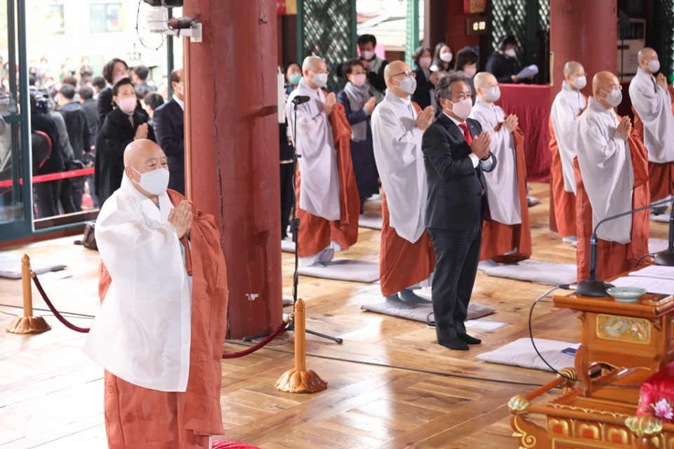 조계종 스님들이 정부가 지급하는 긴급재난지원금을 기부하겠다는 의사를 표명하자 국민들의 호평이 잇따르고 있다. 사진은 4월30일 서울 조계사에서 거행된 코로나19 극복과 치유를 위한 기도 입재식.