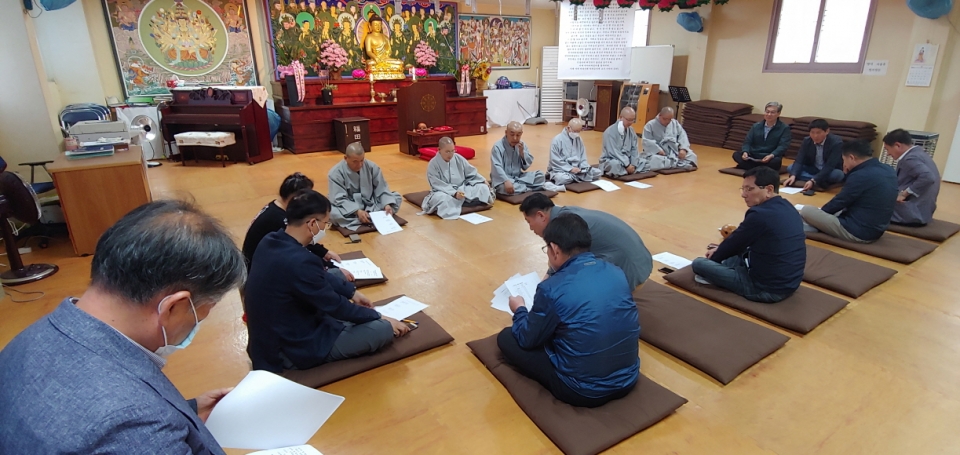 김제시불교사암연합회와 신도단체 대표들이 연등축제에 대해 의견을 모으고 있다.