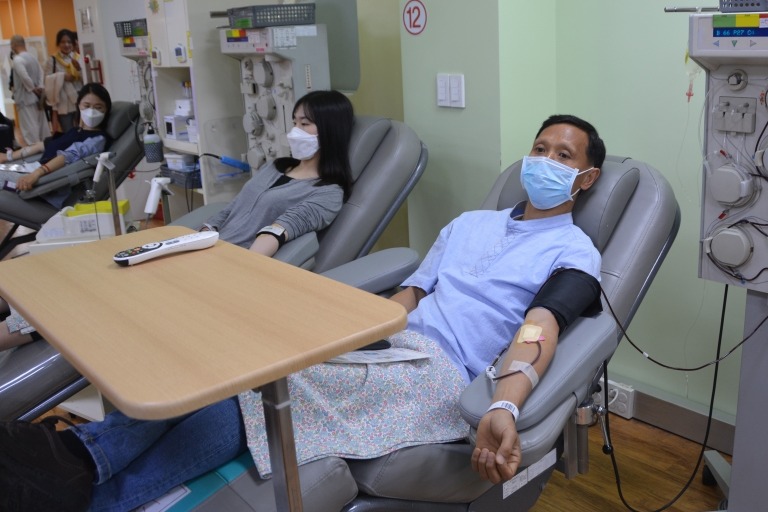불교환경연대 이해모 사무총장은 시간이 오래 걸리는 혈장성분헌혈을 했다.