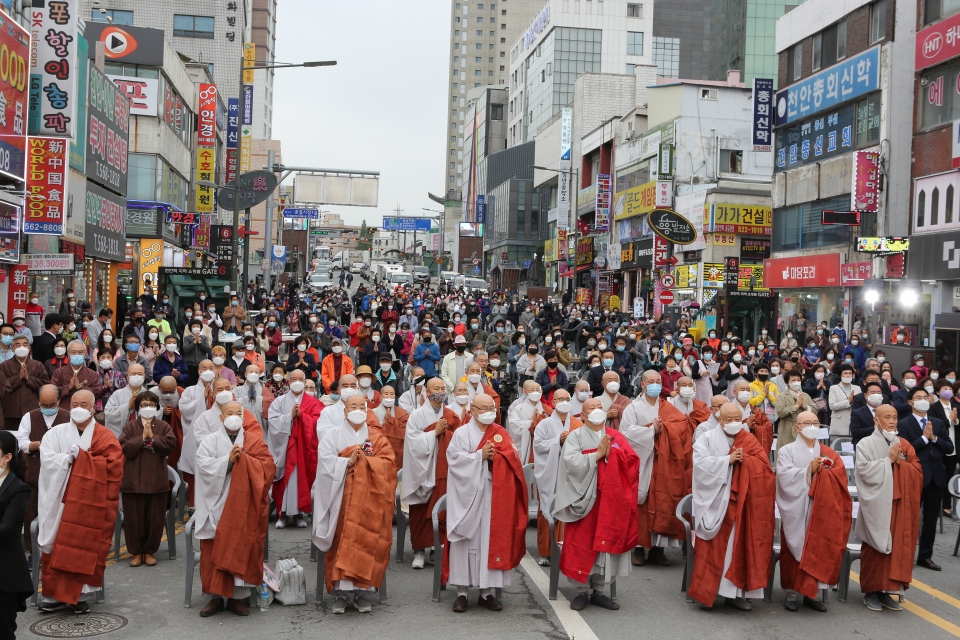 천안불교사암연합회는 5월16일 천안역 동부광장에서 천안시민과 함께하는 연등문화축제를 개최했다.