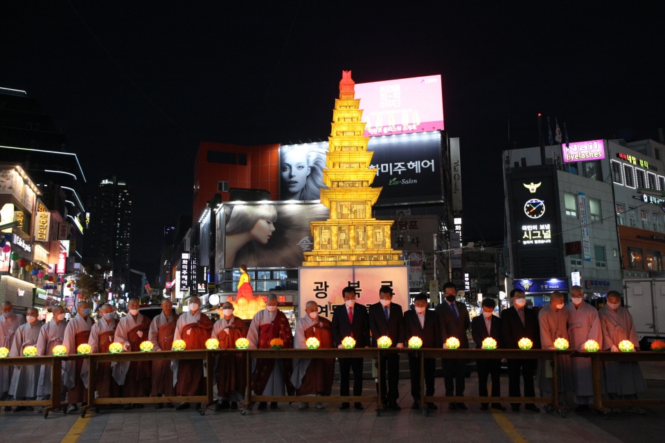 부산중구불교연합회(회장 종호스님)은 5월17일 광복로 시티스폿에서 ‘2020 광복로연등문화제 개막 점등식’을 봉행했다.