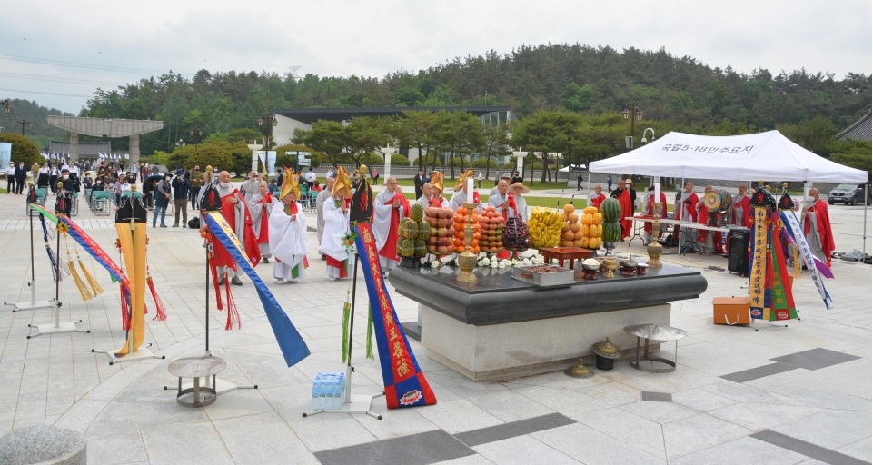 5.18광주민주화운동 40주년을 맞아 광주 영산재보존회 스님들이 5월18일 국립5.18묘역에서 영산대재를 봉행했다.