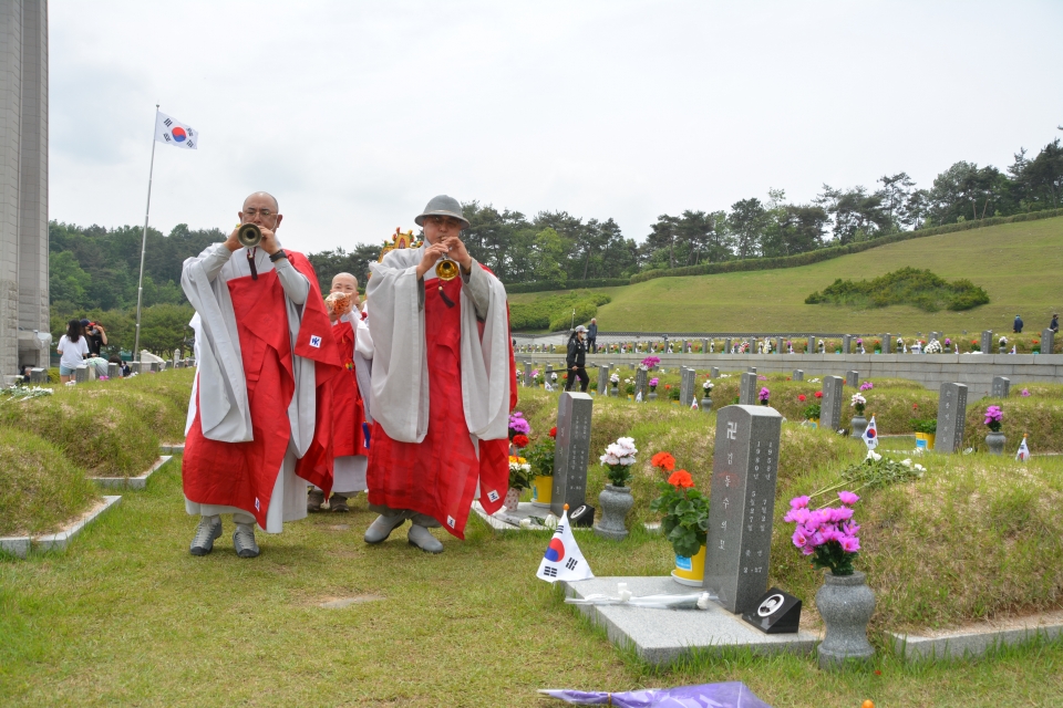 광주 영산재보존회 스님들이 고 김동수열사 묘역을 비롯한 5월 영령 묘역에서 천도의식을 펼치고있다