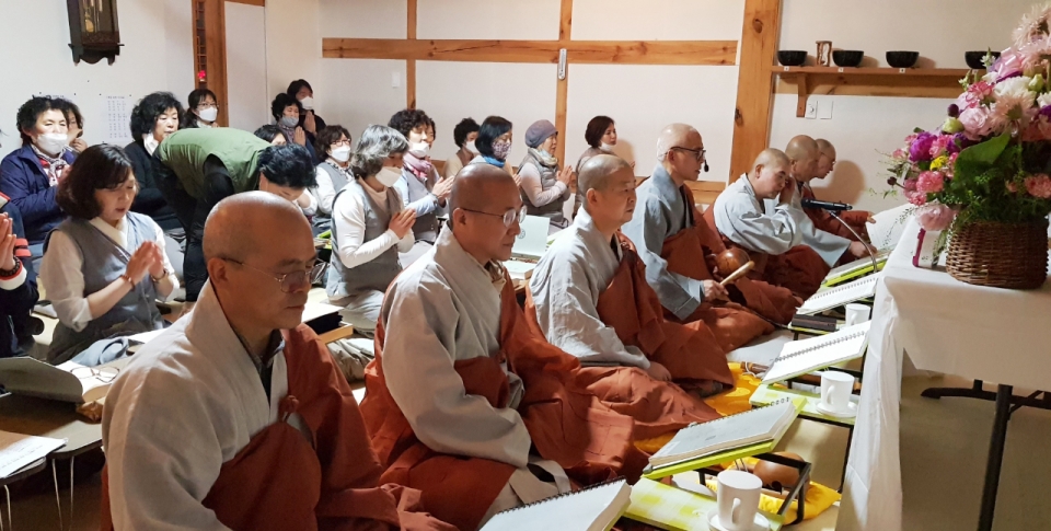성전암 현응선원에서 진행된 화엄산림송경법회에 참석한 스님들과 대중들.