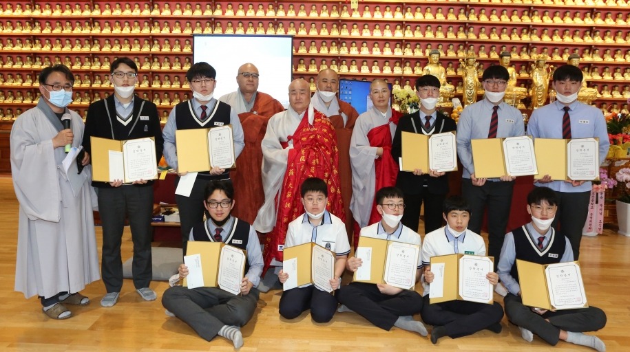 이날 대전불교총연합회는 학생들에게 장학금을 전달했다.