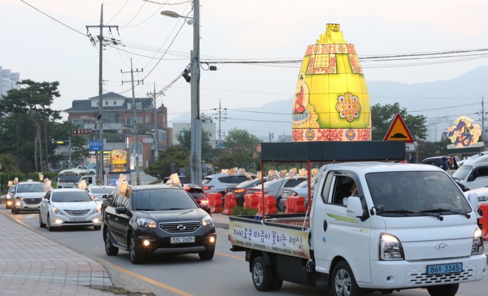 조계종 홍성주지협의회는 5월22일 홍성시내와 내포신도시에서 자동차 연등행렬을 실시했다.