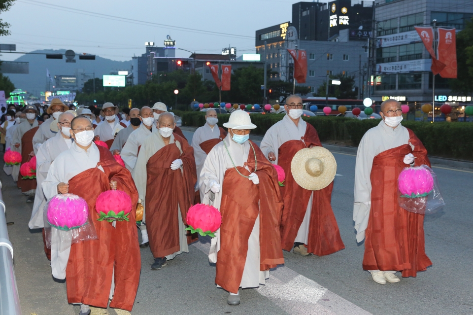공주시사암연합회는 5월23일 곰탑공원과 금강둔치에서 봉축법요식과 연등행렬을 봉행했다.