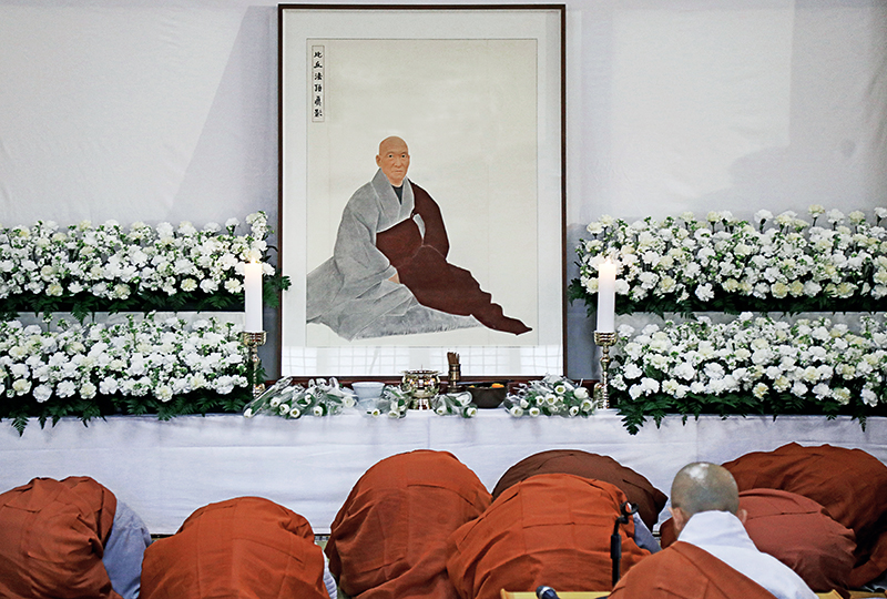 지난 2월19일 서울 길상사에서 봉행된 법정스님 10주기 추모법회에 참석한 스님들이 법정스님의 영정에 삼배를 올리는 모습.
