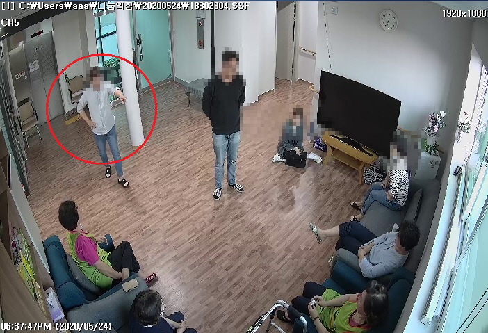 내부 고발한 직원이 사과하라며 조리사 A씨에게 삿대질을 하고 있는 모습도 CCTV에 그대로 찍혔다.