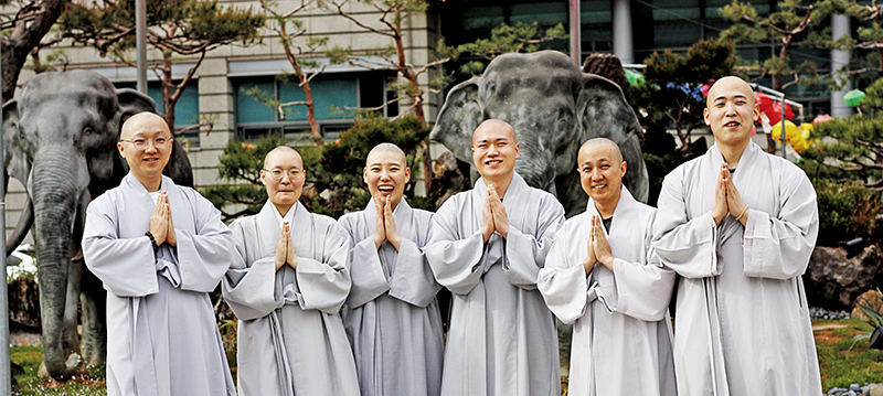 조계종 교육원 승가결사체 칠불회 스님들을 5월11일 만났다. 스님들 미소가 봄볕처럼 따뜻하다. 사진 왼쪽부터 현문스님, 혜공스님, 회장 세광스님, 유정스님, 능허스님, 혜력스님.