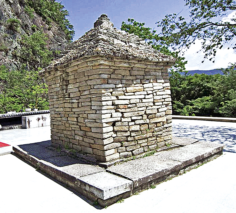 군위삼존석굴 앞 모전석탑 역시 통일신라 7세기 후반에 세워졌으며, 높이 약 3.5m이다.