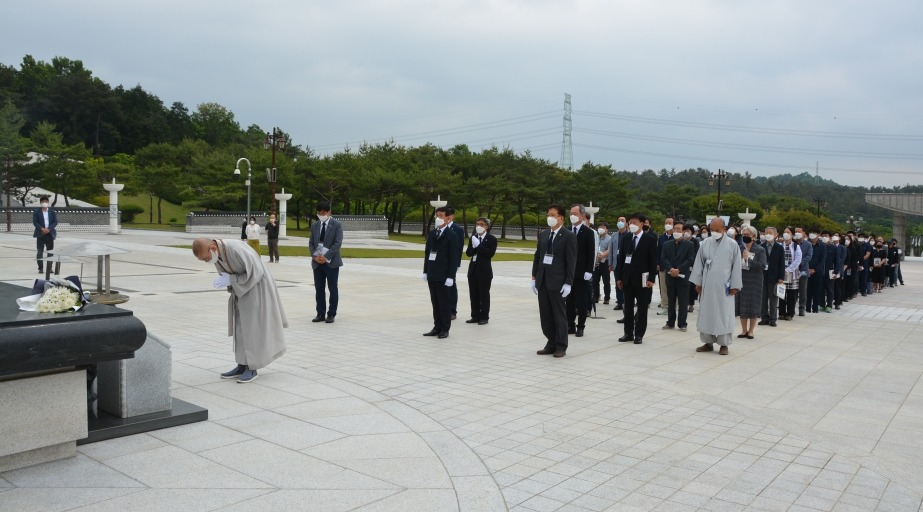 5월24일 지광 김동수 열사 40주기 추모제에 앞서 국립5.18묘역 추모탑에서 헌화, 분향하고 있다.