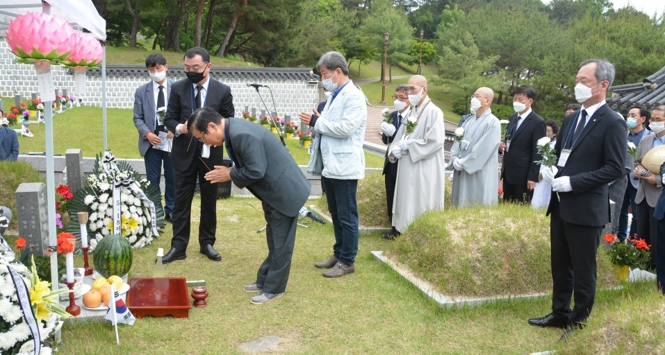 김동수 열사 묘역 참배. 전 김동수기념사업회장 이순규박사가 헌향하고있다.