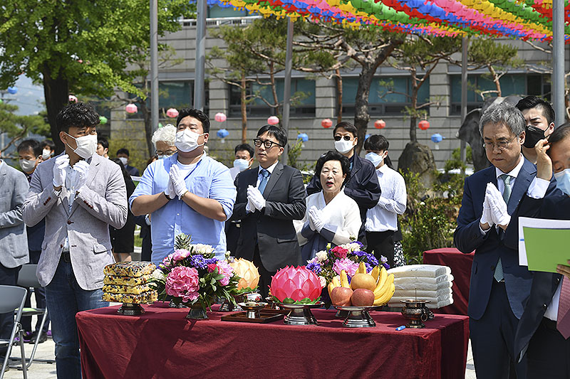 봉축법요식에는 동국대 교직원 및 학생들 40여 명이 함께 했다.
