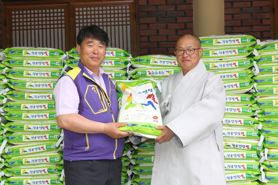 대전 죽림정사는 5월25일 복지관과 회덕동행정복지센터에 자비의 쌀 10kg 150포를 전달했다.