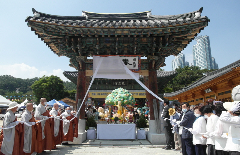 5월29일 서울 봉은사 일주문 낙성식에서 내빈들이 일주문 현판 제막식 하는 모습.