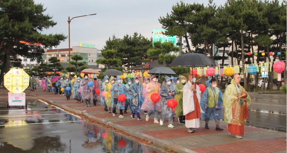 낙산사는 ‘낙산사 불자마을’ 4곳을 출범시킨 뒤 이들의 신행활동을 지원하고 있다. 5월26일 ‘낙산 불자마을’ 회원 50여 명이 비가 오는 궂은 날씨에도 부처님오신날을 맞아 연등행렬을 거행했다.