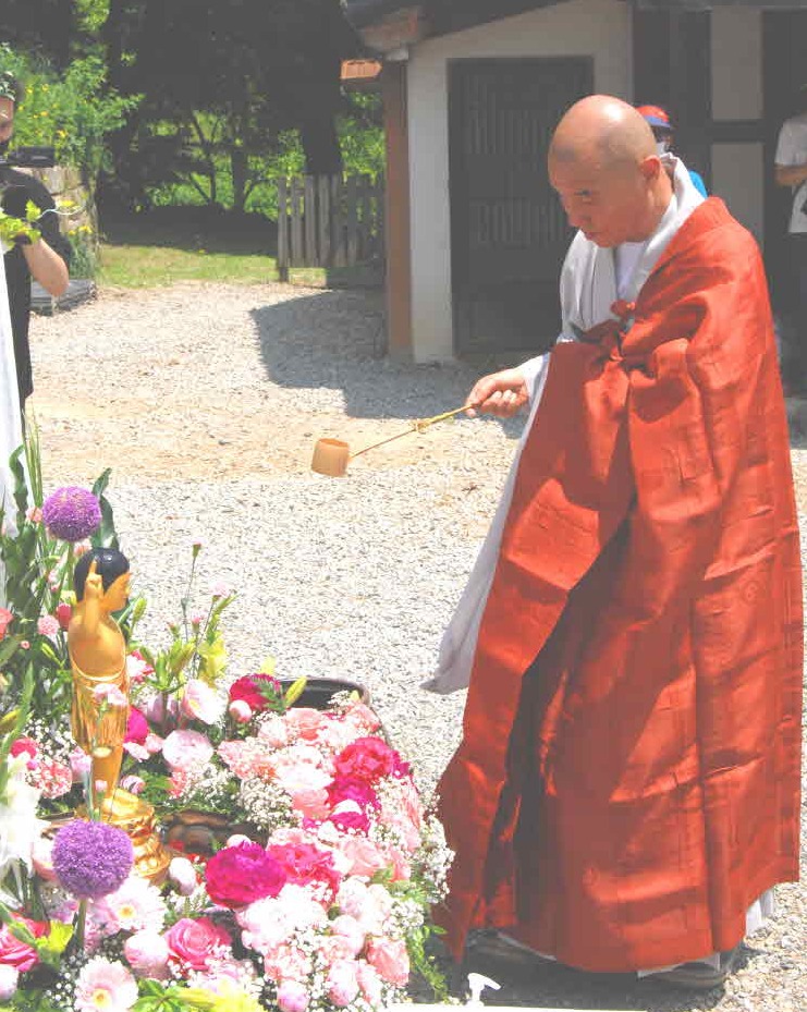 부처님오신날을 축하하는 관욕의식을 하고 있는 칠장사 주지 지강스님.