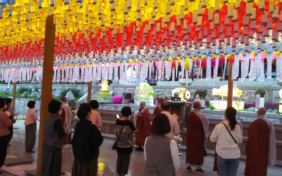 5월30일 의왕 청계사 극락보전 앞에서 봉행된 불기2564년 부처님오신날 코로나19 극복과 치유를 위한 기도, 봉축점등식 및 탑돌이 회향 전경.