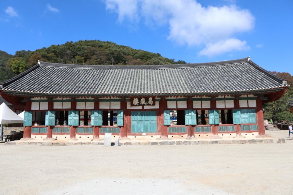 조선 후기 사찰 공간의 변화 양상을 보여주고 있는 고창 선운사 만세루가 보물로 지정 예고 됐다. 만세루 정면 모습.