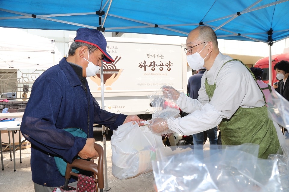 재단법인 아름다운동행은 6월8일 서울노인복지센터를 찾은 저소득층 어르신 480명에게 즉석에서 만든 ‘짜장 도시락’을 포장해 선물했다.