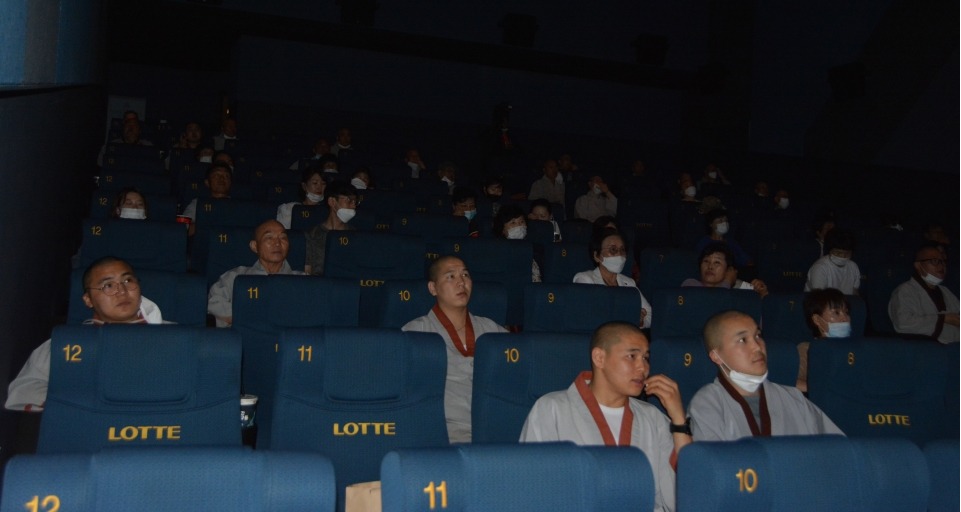 구례 화엄사 대중 스님과 불자들이 6월8일 광주 개봉관에서 다큐영화 '아홉스님'을 단체관람했다.