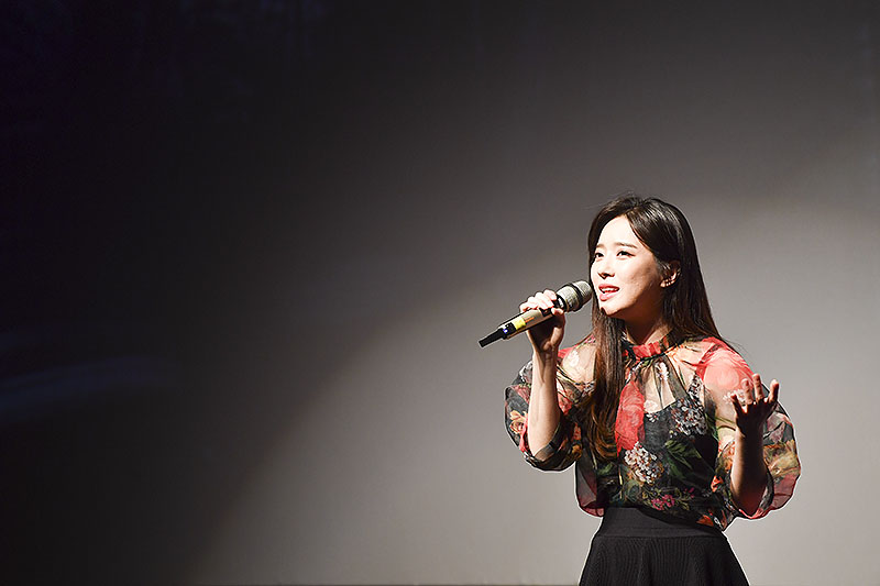 6월9일 열린 특별시사회에서 영화 '아홉 스님' OST 곡 '꽃비'를 부른 가수 송민경 씨는 맑은 음색으로 ‘꽃비’ 라이브 공연을 펼쳐 관객들의 큰 환호와 박수를 받았다.