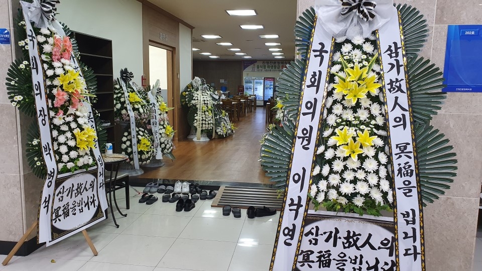 박병석 국회의장과 이낙연 의원의 화환이 놓여있다.
