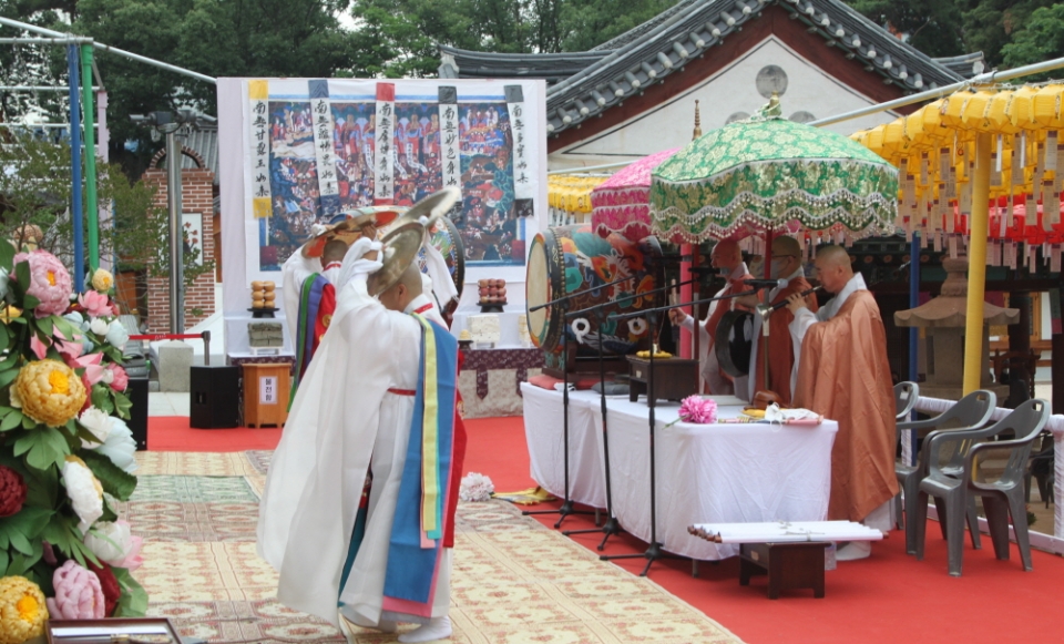 전통의례로 봉행되는 서울 봉은사의 생전예수재 모습.