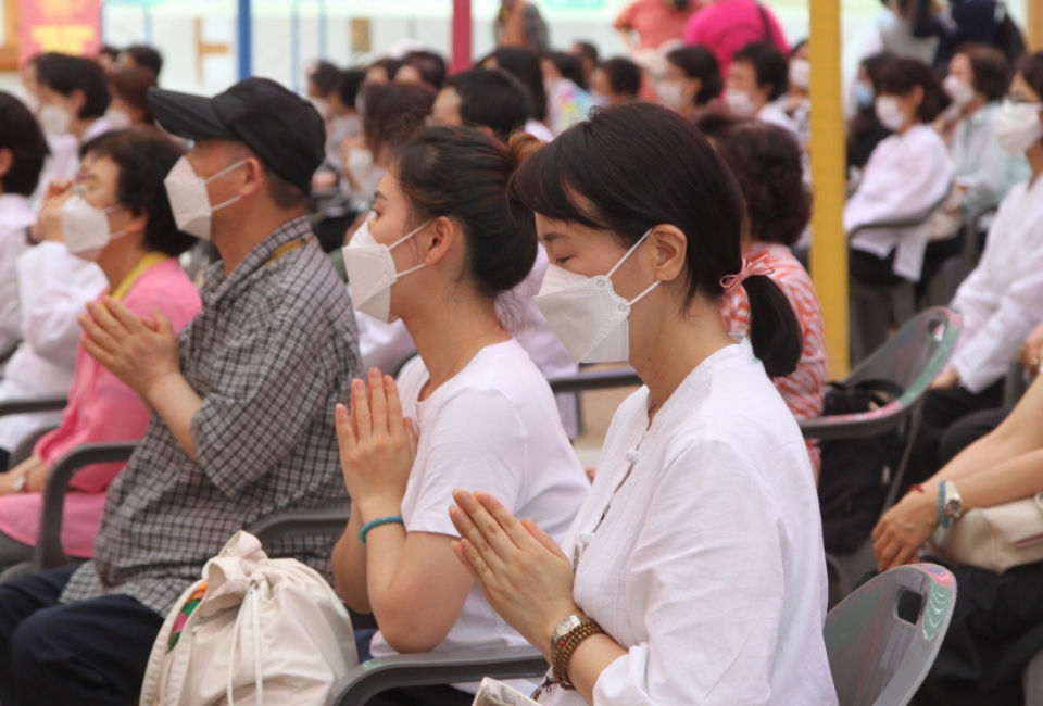 서울 봉은사에 열린 생전예수재 기도에 동참한 대중들이 경건한 모습으로 합장하고 있다.