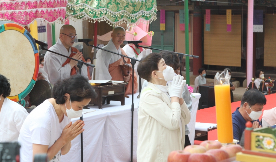 서울 봉은사에서 열린 생전예수재에서 불단에 예를 올리는 신도들의 모습.