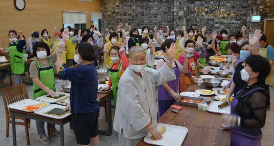 광주 정안사 주지 동초스님과 불자들이 지역아동센터 아이들을 위해 6월11일 김밥을 만들고 있다.
