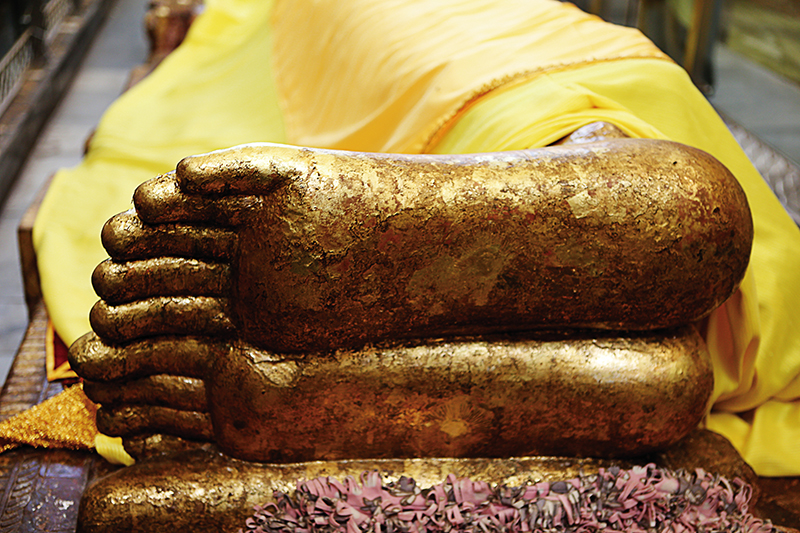 인도 쿠시나가라의 열반당에 모셔진 부처님 열반상의 발 모습. 사진제공=김응철 중앙승가대 교수