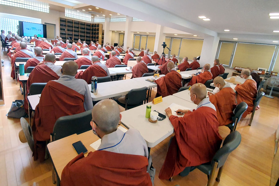44명의 비구니 스님들이 참석한 가운데 수원 봉녕사에서 열린 '계율과 명상' 연수교육.
