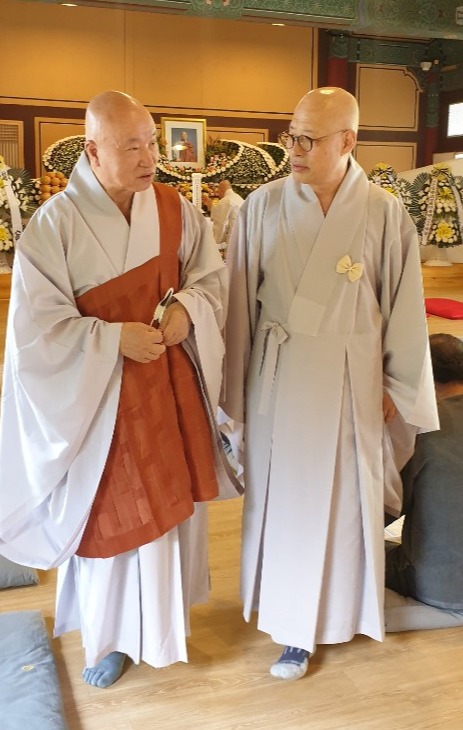 동국대 전 이사장 법산스님(사진 왼쪽)도 6월21일 분향소를 찾아 백운스님을 추모했다.