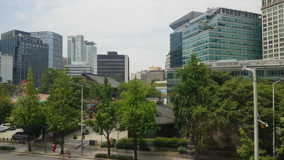 법정스님이 상경해 활동했던 서울 종로구 조계사 일원으로 이곳에 총무원 건물이 있었다. 지금은 대웅전을 제외하고 새 건물이 들어섰다.