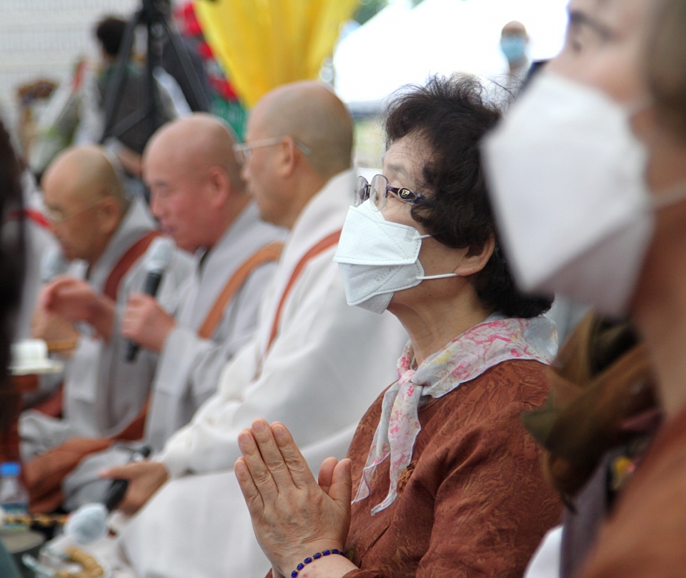 ‘울산시민의 번영과 안녕을 위한 국태민안 수륙대재’에 함께한 불자들이 스님들의 집전에 맞춰 기도하는 모습.