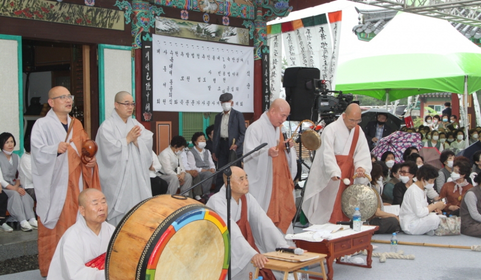 ‘울산시민의 번영과 안녕을 위한 국태민안 수륙대재’ 기도를 집전하는 스님들의 모습.