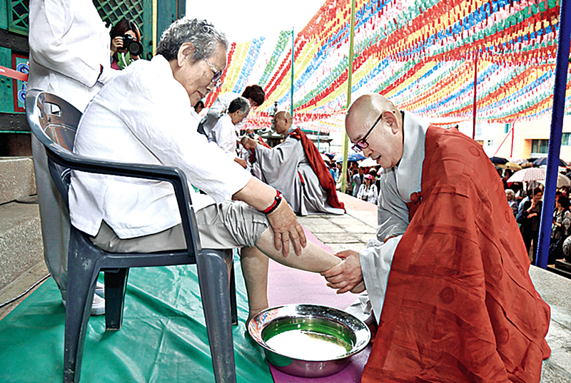 서울 조계사 스님들이 신도들의 발을 씻겨주는 세족식. ⓒ불교신문