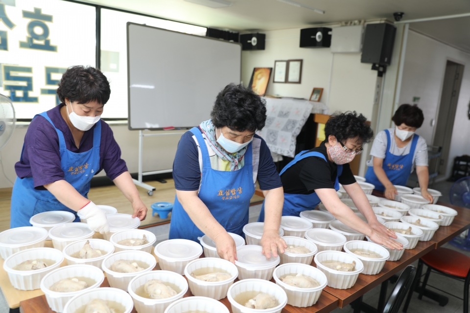 포장을 하고 있는 효심밥상무료급식소 자원봉사자들.