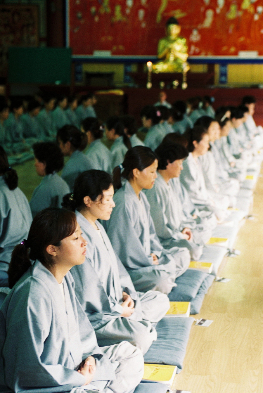 2002년 32회 송광사 여름수련법회에서 참선하는 수련생들 모습. 불교신문 자료사진