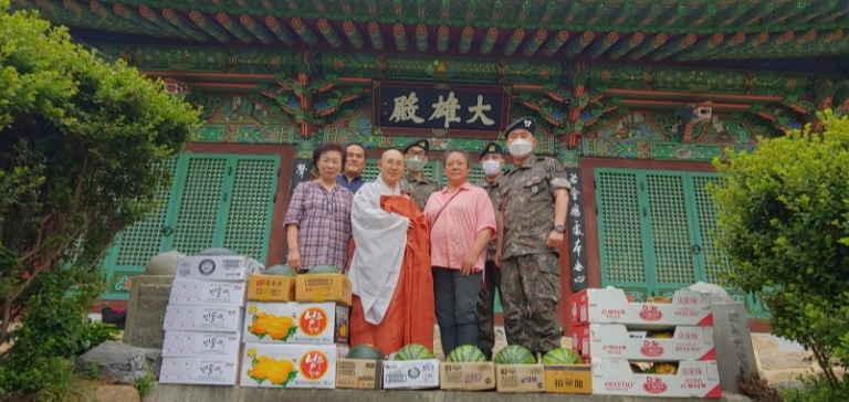 김제 흥복사 주지 공해스님이 지도법사로 있는 육군 김제대대에 수박 등 위문품과 후원금을 7월5일 전달했다.