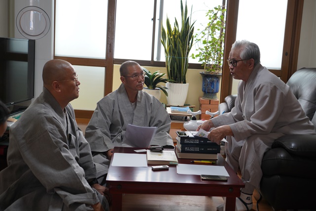 1951년 해동중학교에 재학하고 있던 김용길씨가 당시 일화를 회고했다. 왼쪽부터 통도사 사회과장 정대스님, 기획국장 지범스님, 김용길씨.
