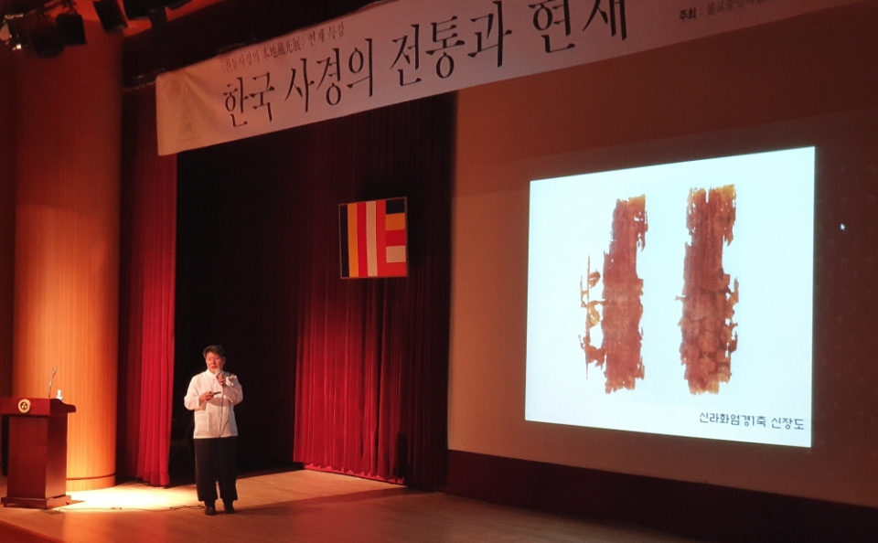 조계종 불교중앙박물관은 ‘한국 사경의 전통과 현재’를 주제로 특강을 개최했다. 사진은 강연자로 나선 김경호 화엄사 전통사경원장이 강연하는 모습.