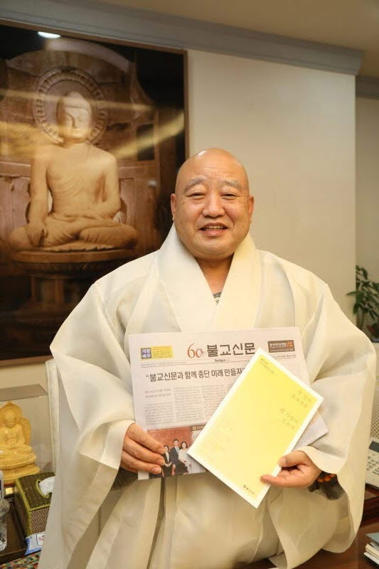 총무원장 원행스님이 '1만 전법도반' 첫 후원자로 나섰다. 7월8일 한국불교역사문화기념관 4층 접견실에서 후원 동참서에 서명하고 있는 총무원장 원행스님.