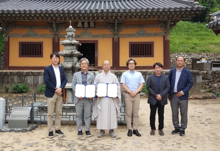 7월3일 업무협약서를 들고 함께한 봉정사 주지 도륜스님과 한국건축역사학회 김왕직 회장과 관계자들.
