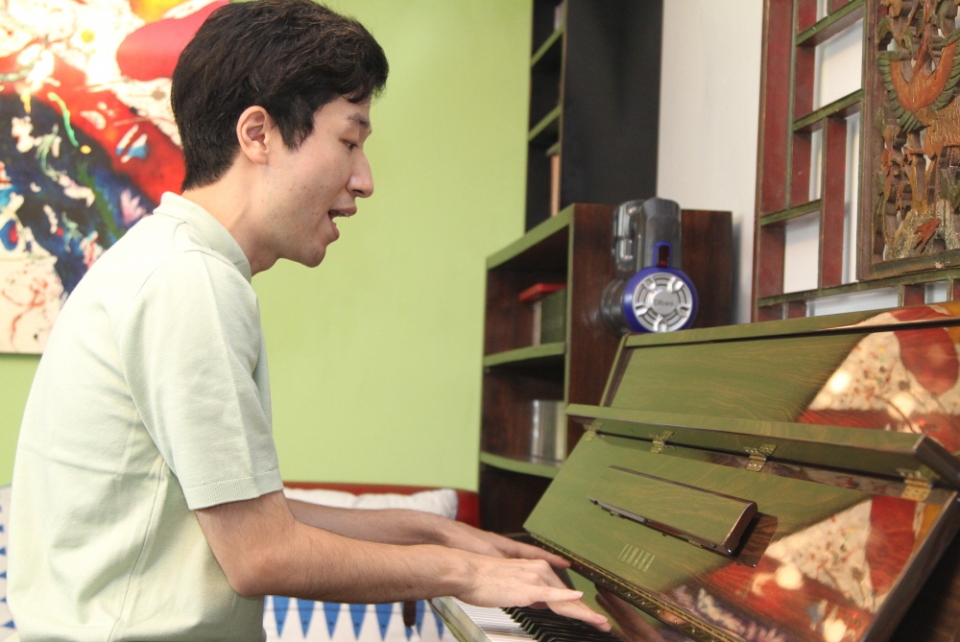 기자에게 피아노 병창 공연을 보여주는 최 군의 모습. ‘예술가 최준’은 정말 행복해 보였다.